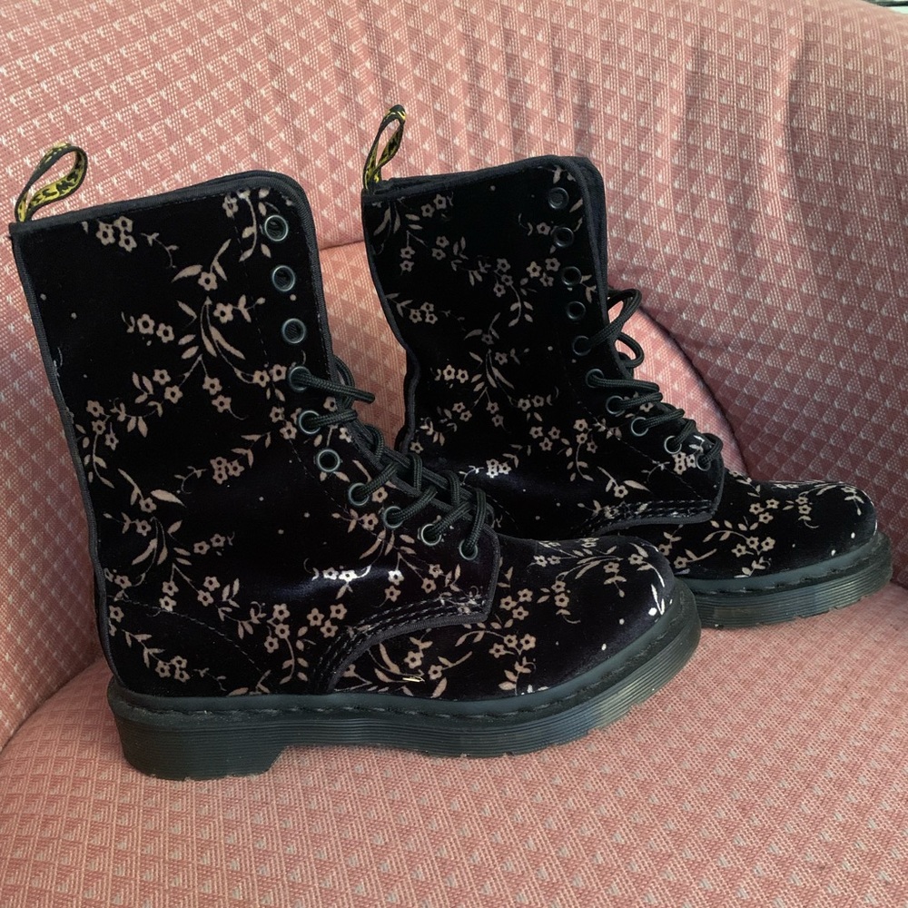 Avery black Dr Martens